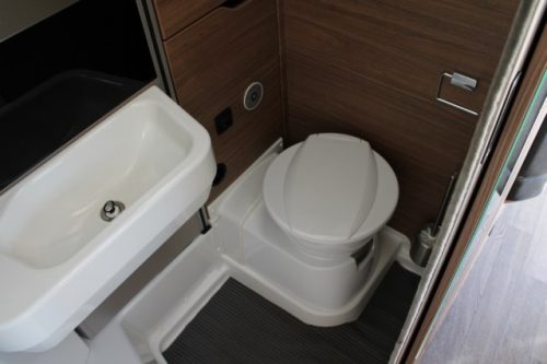 Junger Knaus VanSation 650 Peugeot 2.2 l/ 165 PS mit nur 7.873 km Einzelbetten (45 Foto: 52