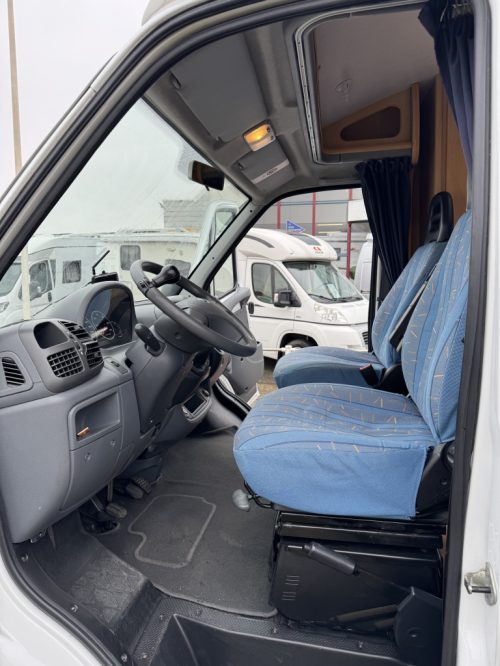 Dethleffs Globebus 1 110 HP, Transverse bed, half-dinette, swivel seats, Engine air conditioning, neat camper, length 6.00 Year 2006 Camper centrum on the road Marum photo: 14