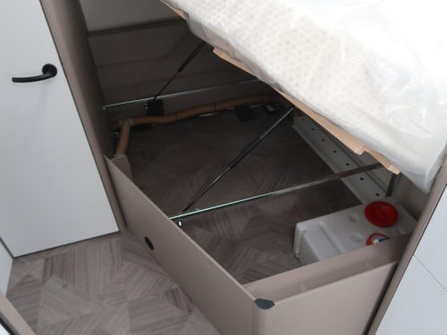 Dethleffs C'go Active 495 FR GER&Auml;UMIGE AUFTEILUNG UND HOHER K&Uuml;HLSCHRANK Foto: 15