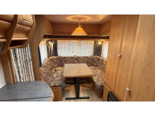 Hobby Excellent 470 UB U-shaped dinette transverse bed toilet photo: 1