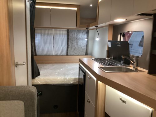 Knaus Sport 420 QD transverse bed photo: 3