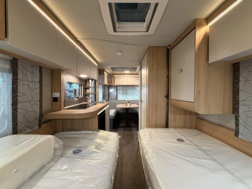Knaus Sport 460 EU Einzelbetten / Dinette Foto: 9