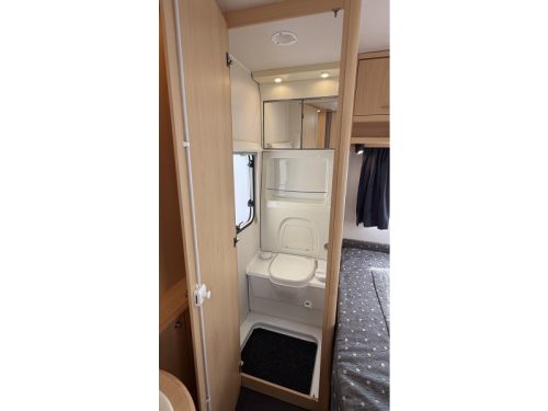Chateau Calista 450 FHU franz&ouml;sisches Bett Rundsitzgruppe Toilette Foto: 3