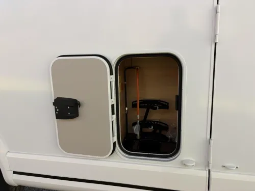 Knaus L!ve Wave 700 DX 180hp automatic /queen bed  photo: 15