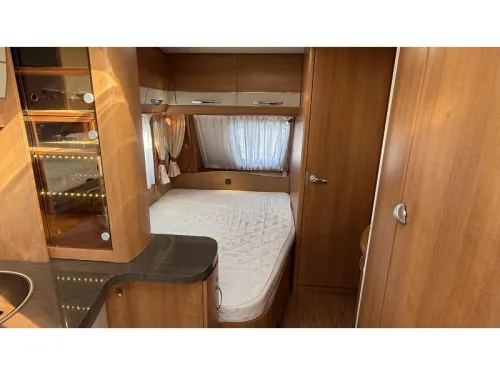Hobby Excellent 495 UFE French bed dinette toilet photo: 2