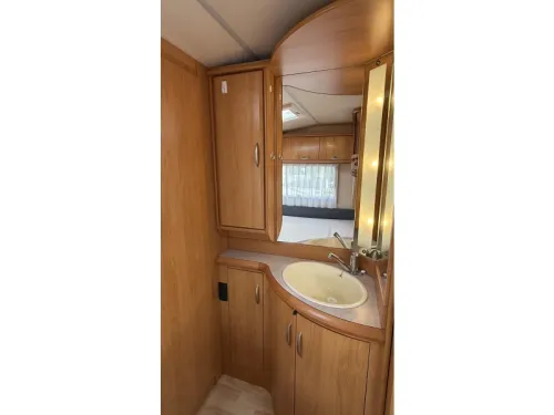 Hobby Excellent Easy 460 UFE frans bed rondzit toilet  foto: 11