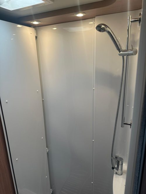 Knaus Sky Wave 650MF, 4 berths, automatic 150hp, French bed and pop-top roof photo: 16