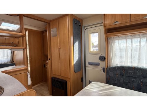 Hobby Excellent Easy 460 UFE franz&ouml;sisches Bett Rundsitzgruppe Toilette Foto: 8