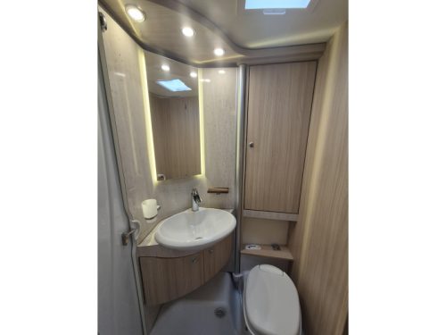 B&uuml;rstner Travel Van 690 G Lengtebedden  foto: 16