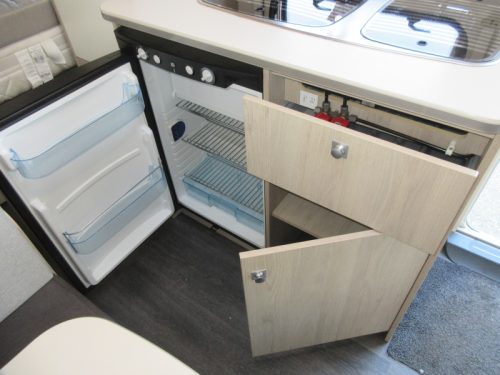 Caravelair Alba Family 426 WITH DOREMA AWNING photo: 11