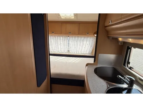 Hobby De luxe Easy 450 UF transverse bed round seating toilet photo: 11