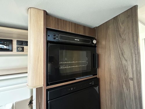 Eura Mobil Integra Line GT 726 QF Queensbed, Oven,MB  foto: 10