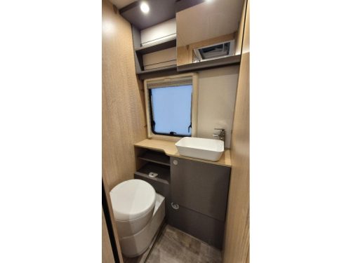 LMC Tourer Lift H 730 G Drop-down bed/air conditioning/solar panel photo: 14