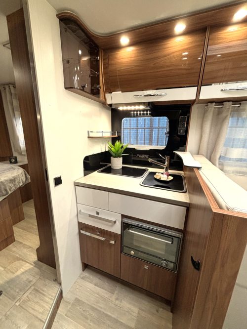 Pilote Sensation 700 P QUEENSBED 6.99M XXL GARAGE CONSTRUCT photo: 5