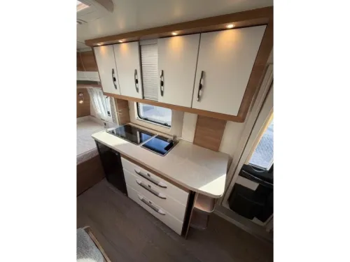 Hobby De Luxe 440 SF Incl. Airco en Voortent  foto: 13