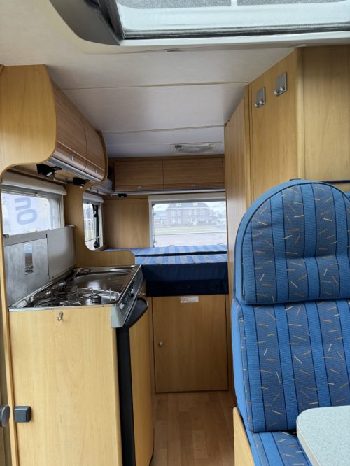 Dethleffs Globebus 1 110 HP, Transverse bed, half-dinette, swivel seats, Engine air conditioning, neat camper, length 6.00 Year 2006 Camper centrum on the road Marum photo: 4