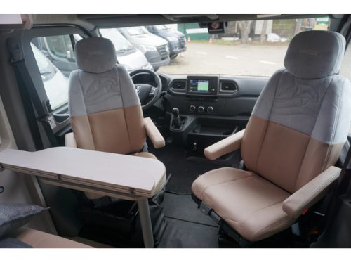 B&uuml;rstner Delfin C 621 Renault photo: 11