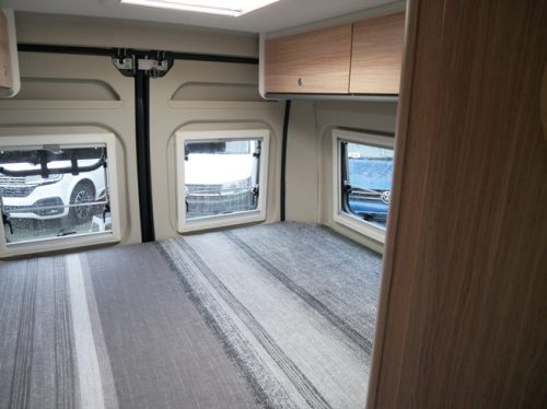 Sunlight Cliff 600 XV, Camper van de 6 Meter, Cama transversal foto: 18