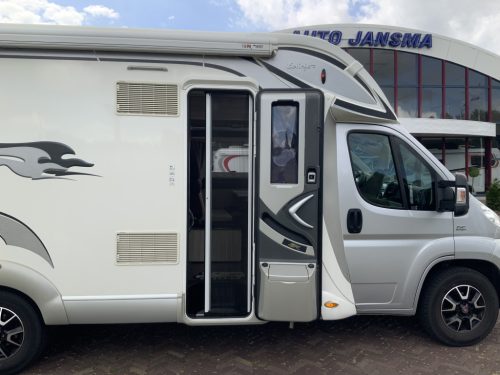 Laika Exclusieve Ecovip AUTOMATIC, 2.3 Multijet 150 HP, Semi-integrated, Queen bed, Half-dinette, Swivel seats Motorhome centre on the road photo: 2