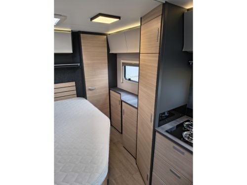 Hobby Optima De Luxe 70 F -Automaat-badkamer achter  foto: 13