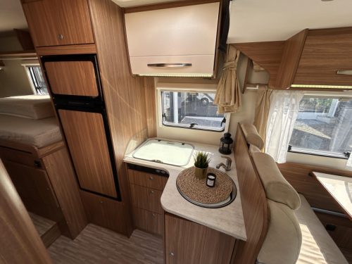 Hymer Carado SINGLE BEDS + POP-TOP ROOF photo: 8