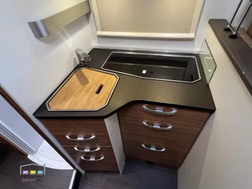 Adria Matrix M 670 SL Length and Lift Bed photo: 13