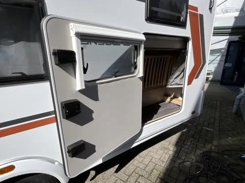 Weinsberg CaraOne 550 QDK BUNK BED-SHOWER-SPACIOUS photo: 13