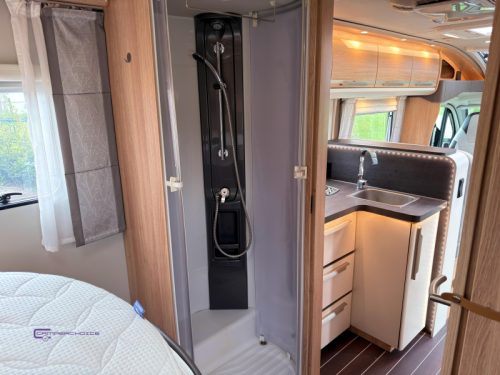 Knaus Sky TI 700 MX Queensbett Niveauregulierung Foto: 10