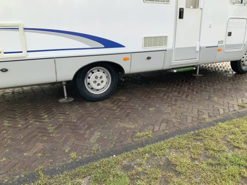 B&uuml;rstner El&eacute;gance 660 Integral, French bed & pull-down bed, Swivel seats, Hydraulic leveling jacks, Year 2004 Camper Centrum On the Road at Noorderringweg 4 in Marum. photo: 31