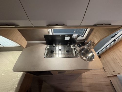 Knaus Sudwind 420 QD Querbett / Sitzgruppe in Zugformation Foto: 11