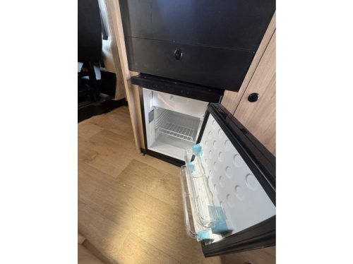 Fiat Kastenwagen professioneller Eigenbau 3.0 Multijet 177 PS Euro 5 Querbett Hubdach Toilette Webasto Standheizung Klimaanlage Markise Fahrradtr&auml;ger Anh&auml;ngerkupplung Foto: 13