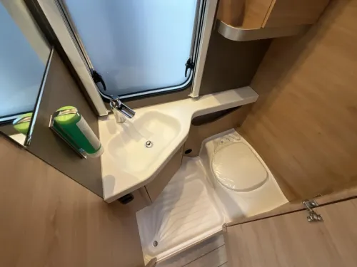 Knaus Sudwind Black Selection 540 UE EINZELBETTEN-XL K&Uuml;HLSCHRANK  Foto: 15