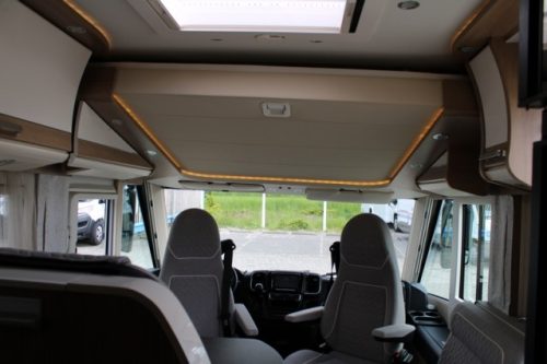 Robust AUTOMATIC 180 hp Malibu I 490 LE by Carthago lift and single length beds (124 photo: 30