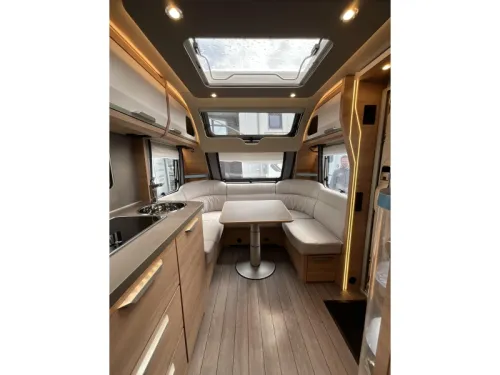 Knaus Sudwind Black Selection 540 UE ENKELE BEDDEN-XL KOELKAST Foto: 4