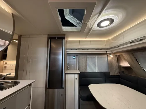 Fendt Tendenza 495 SFR round seating - central kitchen photo: 4