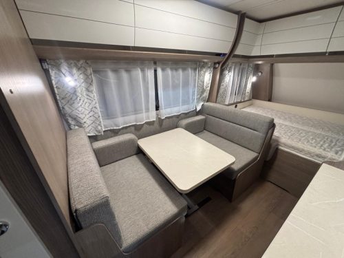 Hobby On Tour 470 KMF with awning and bunk bed photo: 1