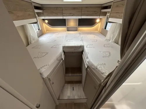 Hymer Exsis-I 678 Einzelbetten, Hubdach  Foto: 17