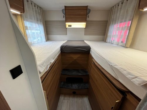Pilote P 746 GJ Wohnmobil, L&auml;ngsbetten  Foto: 12