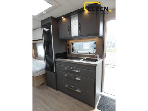 Hobby De Luxe 495 UL White Edition Special Package photo: 4