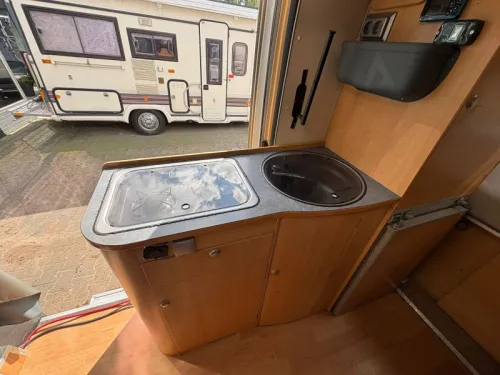 Adria Mobil Twin 160PK, Airco, Festbett Foto: 10
