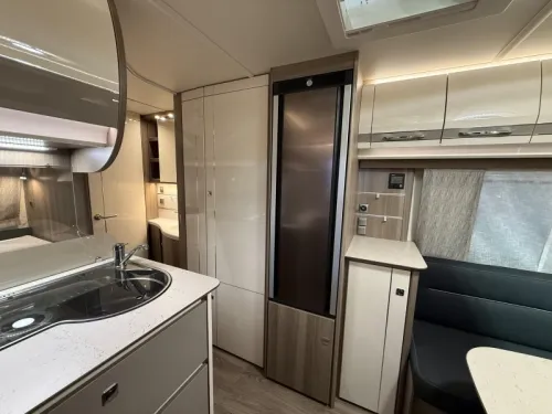 Fendt Tendenza 495 SFR round seating - central kitchen photo: 8