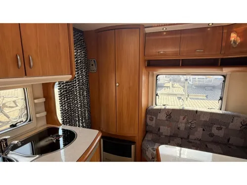 Hobby Excellent 410 SFE French bed train seat toilet photo: 3