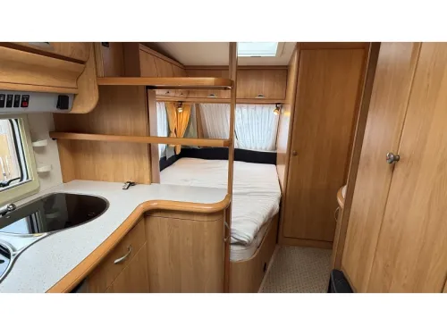 Hobby Excellent Easy 460 UFE French bed dinette toilet photo: 2