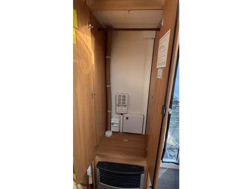 Hobby De Luxe 460 UFE French bed dinette toilet photo: 8