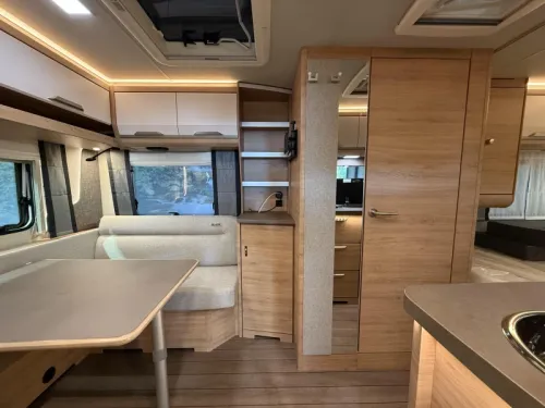 Knaus Sudwind Black Selection 460 EU Einzelbetten / Dinette Foto: 5