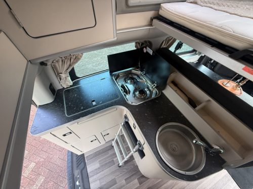Westfalia Ford Nugget Hochdach Kastenwagen Klimaanlage Tempomat 4 Schlafpl&auml;tze 2x Solarpanel K&uuml;che Anh&auml;ngerkupplung LM 18 Zoll Foto: 18