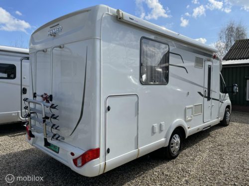 Hymer Tramp 698 Semi-integrated with Pop-top roof AND Queen bed 2X Air conditioning, Solar very few km's! photo: 13