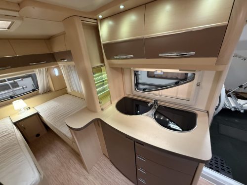 Hobby La Vita Bionda 495 UL 2 BERTHS MOVER AWNING TOP photo: 11