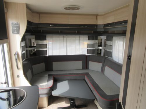 Hobby De Luxe 495 UL WITH FIXED AWNING AND MOVER photo: 2