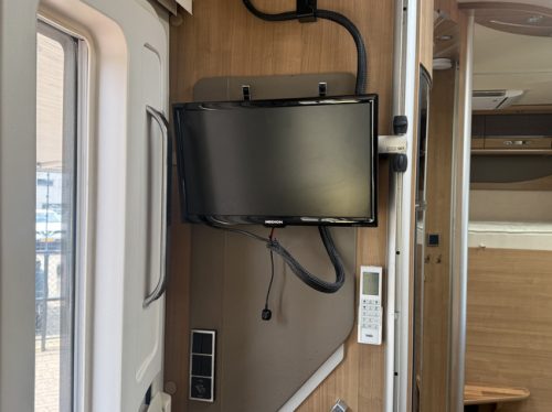 Hymer B 594 automatic 150 hp very compact camper full options dwarbed+hefbed EP levelsysteem luifel webasto standkachel dakairco 2x zonnepaneel elktr schotel tv grote garage photo: 14